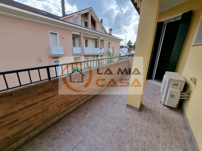 LEGNARO - In posizione centralissima, a pochi passi dal centro paese e dall'Università, appartame...