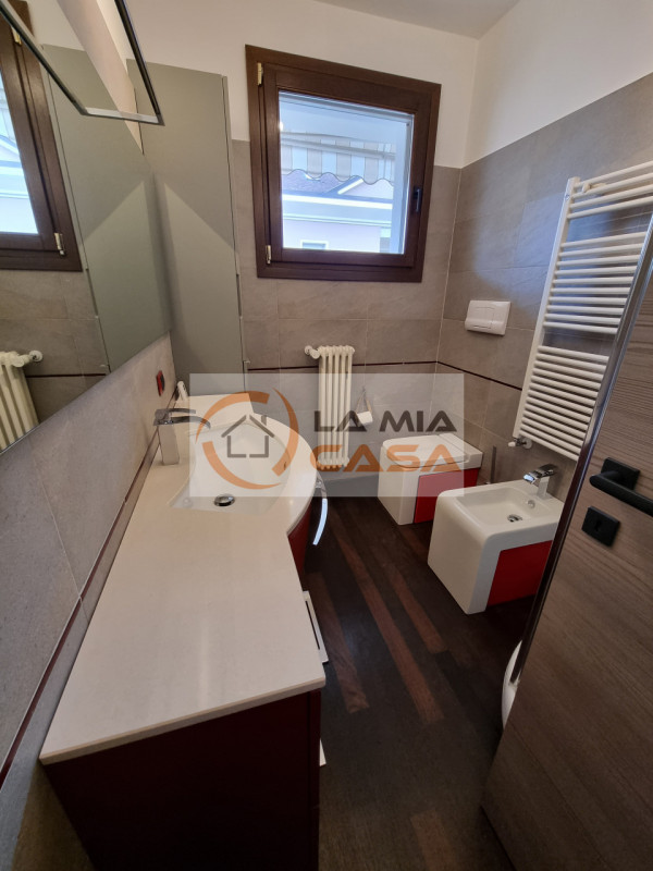 LEGNARO - In posizione centralissima, a pochi passi dal centro paese e dall'Università, appartame...