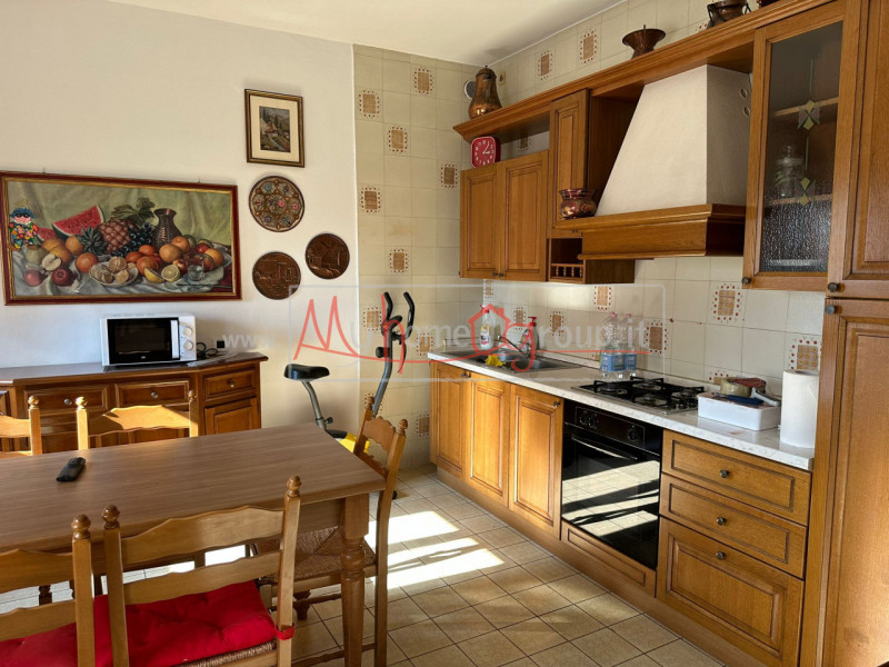 PONTE 4 MARTIRI: Stanza singola in casa singola sviluppata su piano terra e primo ideale per cinq...