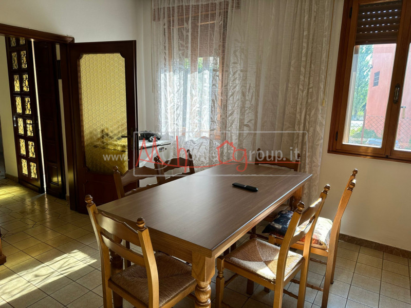 PONTE 4 MARTIRI: Stanza singola in casa singola sviluppata su piano terra e primo ideale per cinq...