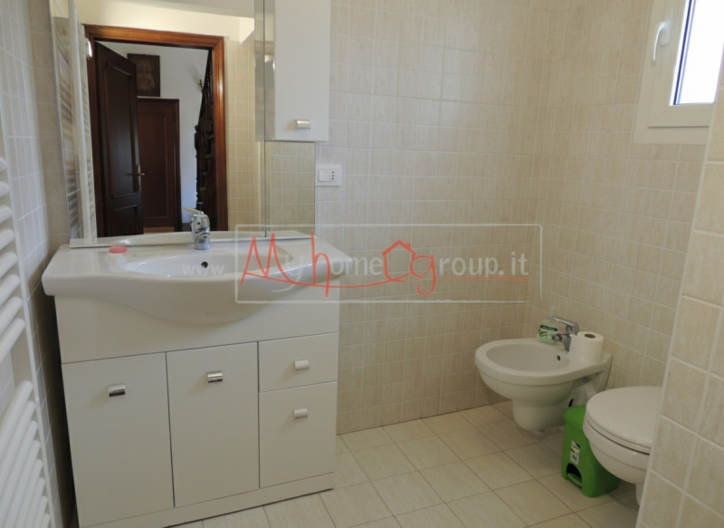 PONTE 4 MARTIRI: Stanza singola in casa singola sviluppata su piano terra e primo ideale per cinq...