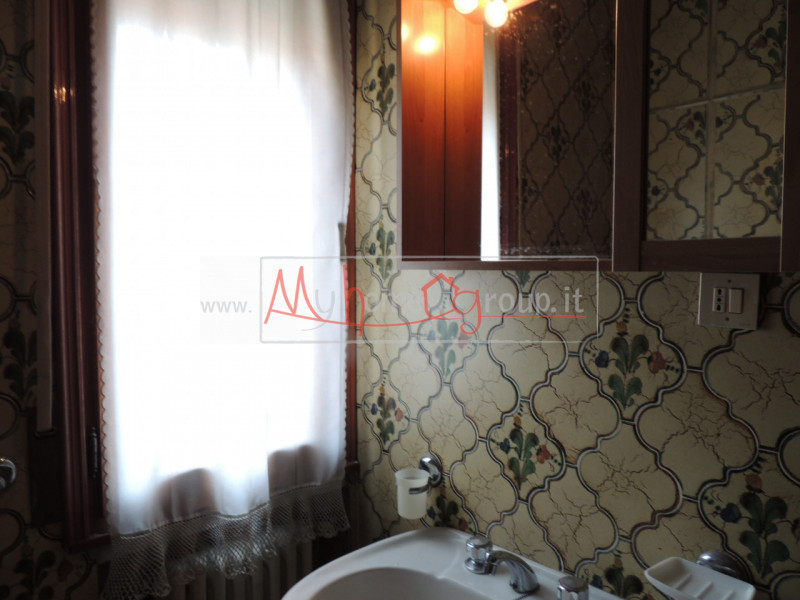 PONTE 4 MARTIRI: Stanza singola in casa singola sviluppata su piano terra e primo ideale per cinq...