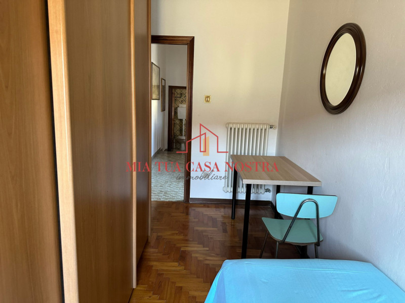 PONTE 4 MARTIRI: Stanza singola in casa singola sviluppata su piano terra e primo ideale per cinq...