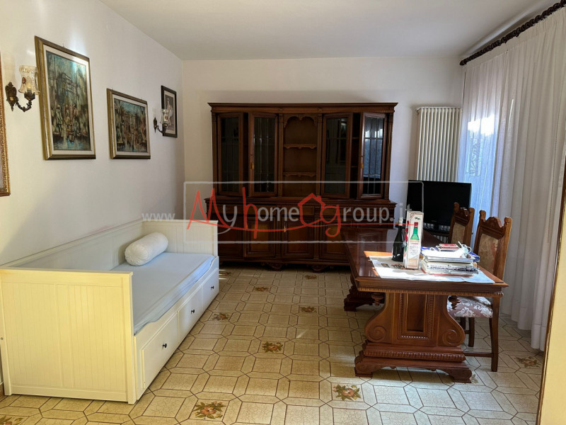 PONTE 4 MARTIRI: Stanza singola in casa singola sviluppata su piano terra e primo ideale per cinq...