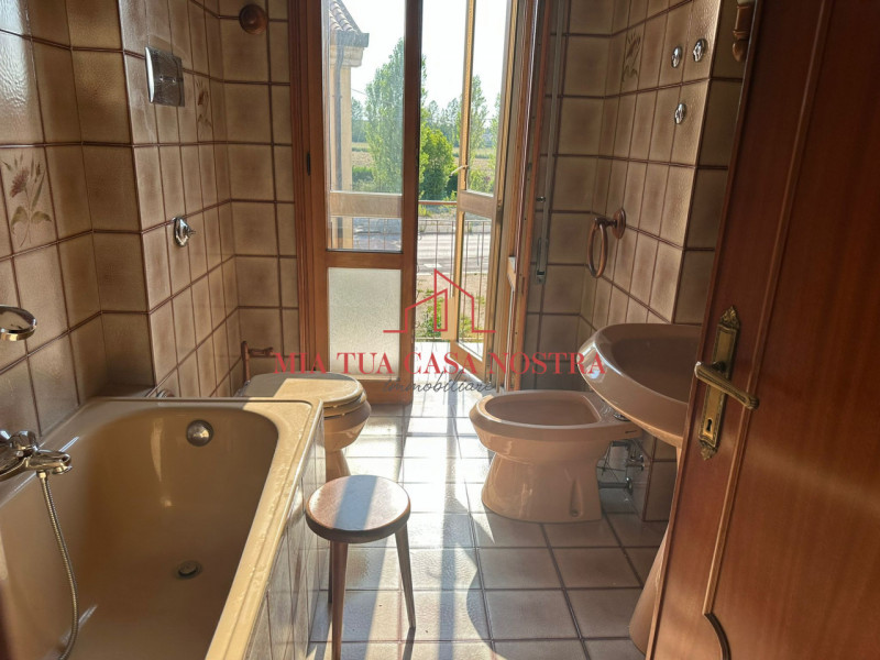 PONTE 4 MARTIRI: Stanza singola in casa singola sviluppata su piano terra e primo ideale per cinq...