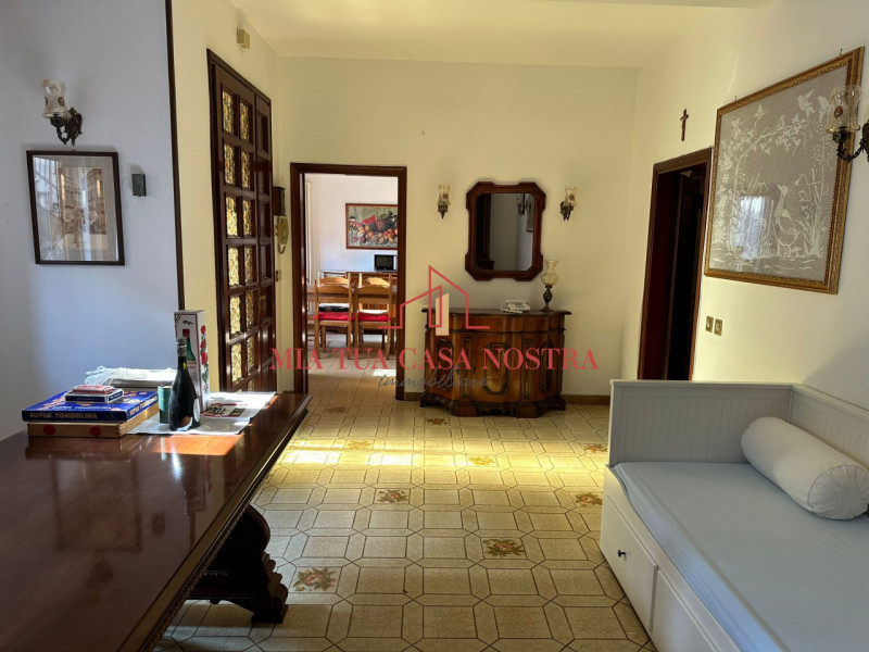 PONTE 4 MARTIRI: Stanza singola in casa singola sviluppata su piano terra e primo ideale per cinq...