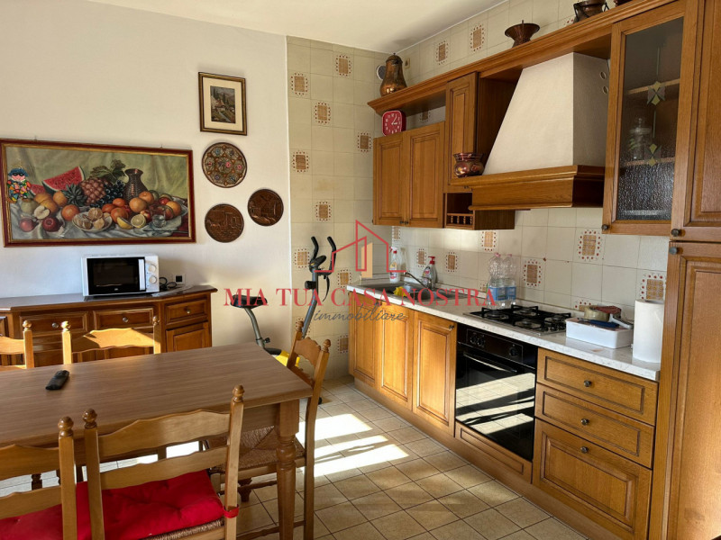 PONTE 4 MARTIRI: Stanza singola in casa singola sviluppata su piano terra e primo ideale per cinq...