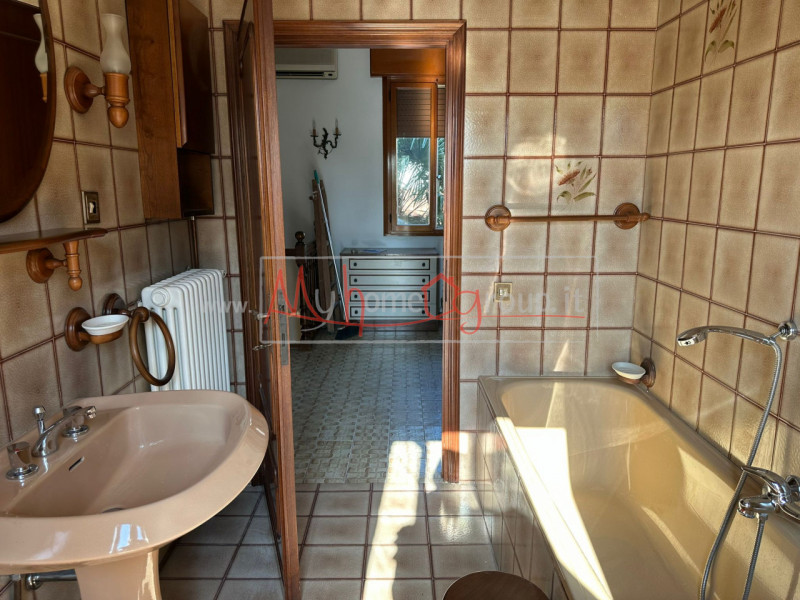 PONTE 4 MARTIRI: Stanza singola in casa singola sviluppata su piano terra e primo ideale per cinq...