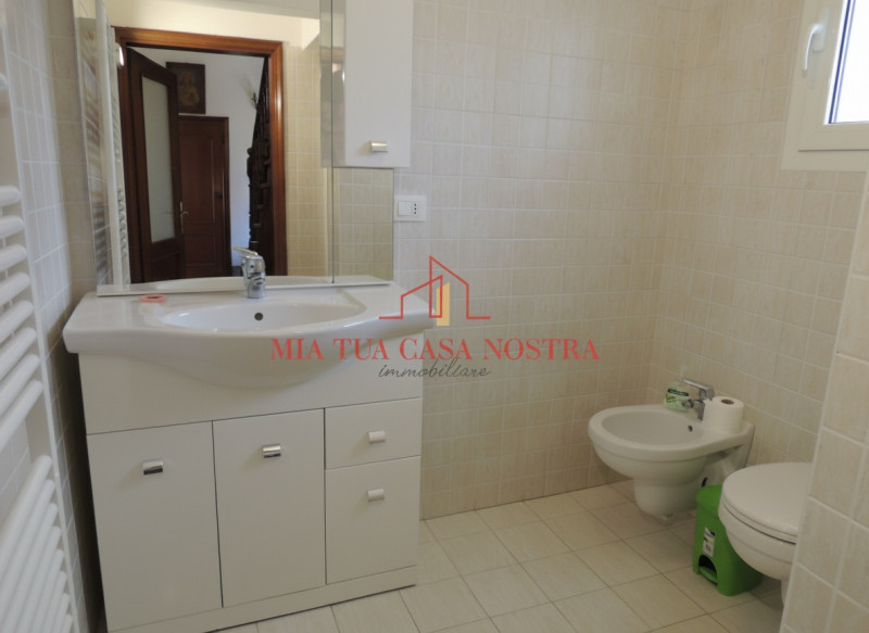 PONTE 4 MARTIRI: Stanza singola in casa singola sviluppata su piano terra e primo ideale per cinq...