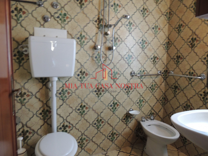 PONTE 4 MARTIRI: Stanza singola in casa singola sviluppata su piano terra e primo ideale per cinq...