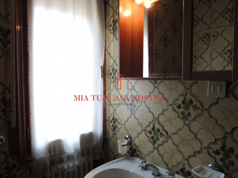 PONTE 4 MARTIRI: Stanza singola in casa singola sviluppata su piano terra e primo ideale per cinq...