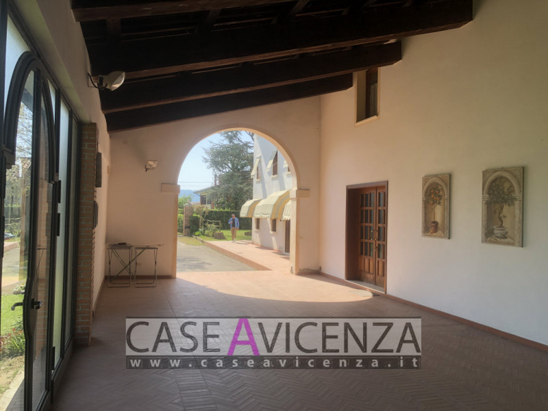 MONTEGALDA -C.E.E- Difficile descrivere un favoloso casale simile, una soluzione introvabile! Que...