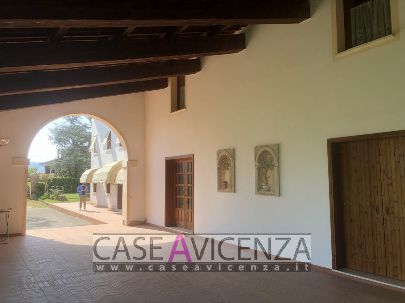 MONTEGALDA -C.E.E- Difficile descrivere un favoloso casale simile, una soluzione introvabile! Que...