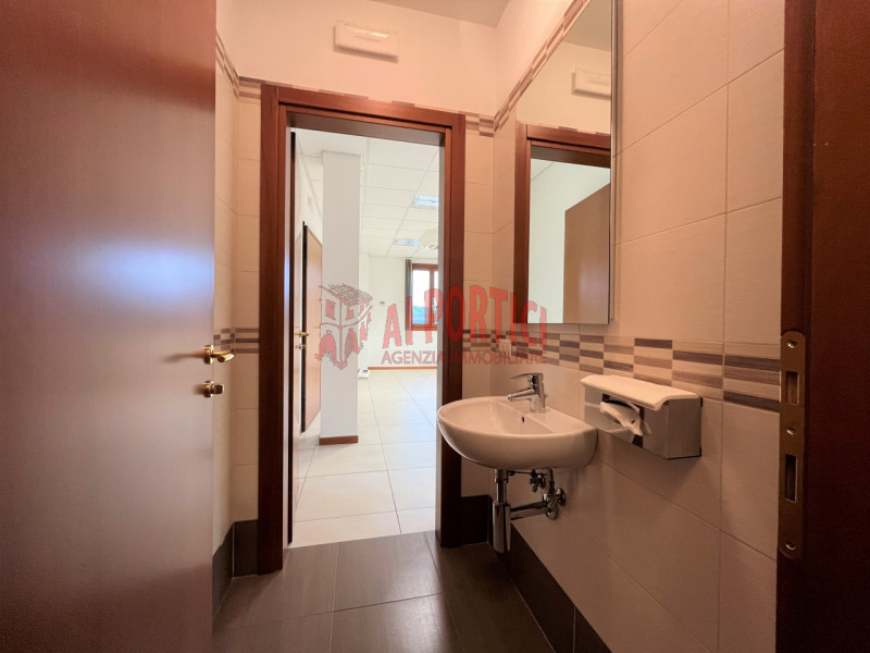 PIOVE DI SACCO centro – In piccolo edificio di soli due piani si propongono 3 uffici al piano pri...