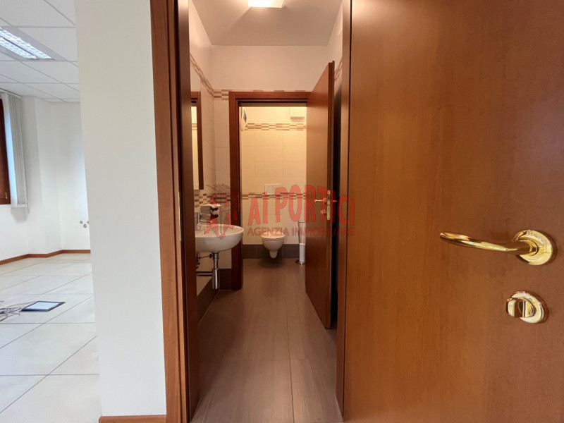 PIOVE DI SACCO centro – In piccolo edificio di soli due piani si propongono 3 uffici al piano pri...