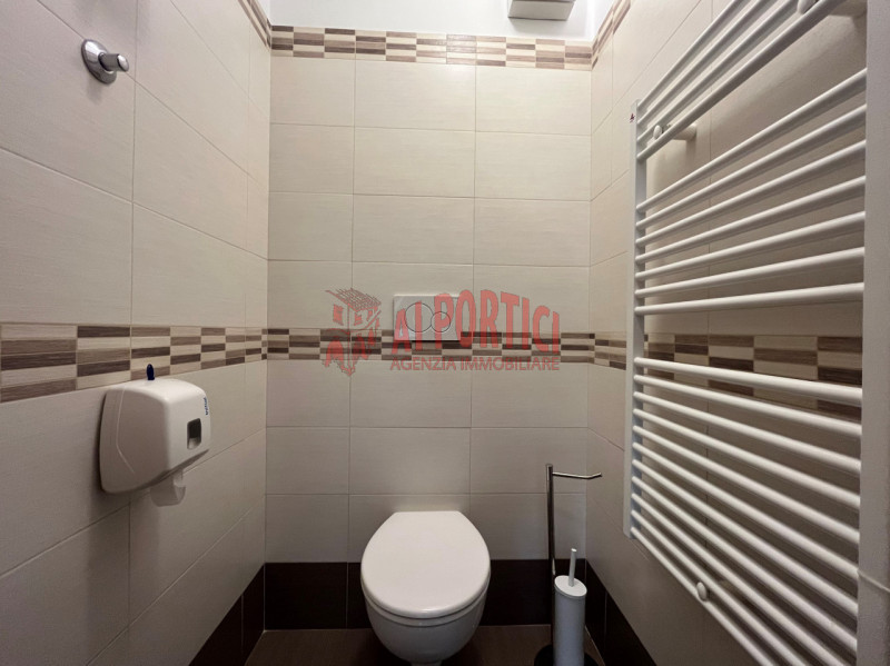 PIOVE DI SACCO centro – In piccolo edificio di soli due piani si propongono 3 uffici al piano pri...