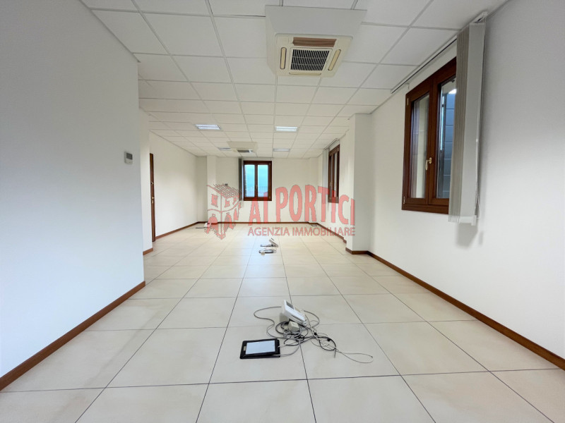 PIOVE DI SACCO centro – In piccolo edificio di soli due piani si propongono 3 uffici al piano pri...