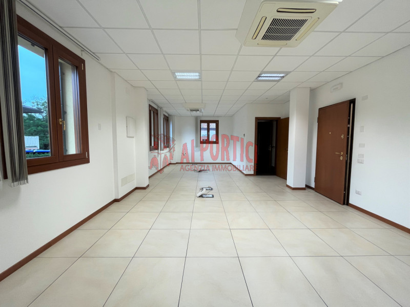 PIOVE DI SACCO centro – In piccolo edificio di soli due piani si propongono 3 uffici al piano pri...