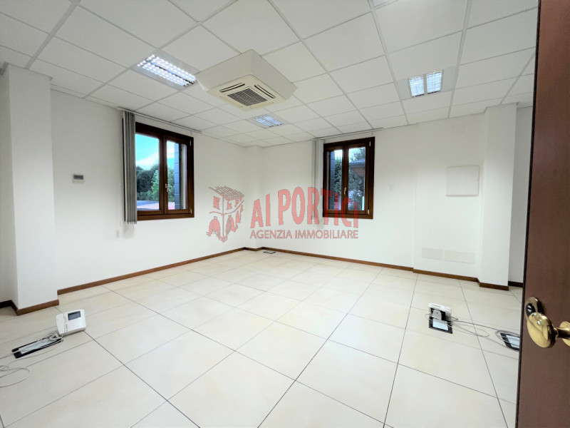 PIOVE DI SACCO centro – In piccolo edificio di soli due piani si propongono 3 uffici al piano pri...
