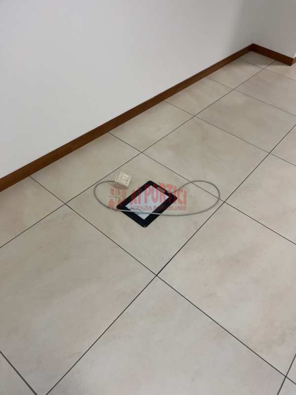 PIOVE DI SACCO centro – In piccolo edificio di soli due piani si propongono 3 uffici al piano pri...