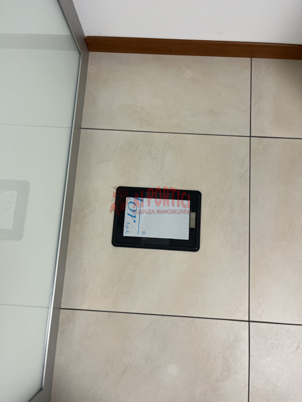 PIOVE DI SACCO centro – In piccolo edificio di soli due piani si propongono 3 uffici al piano pri...