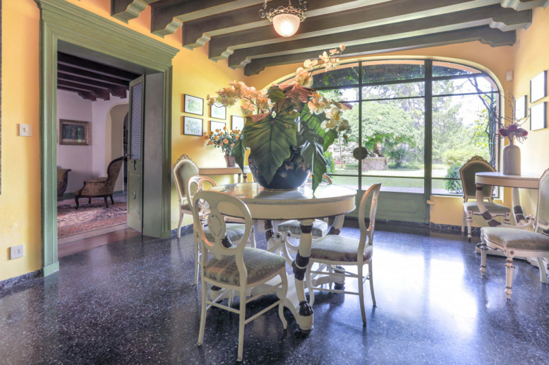 A Sedegliano, sulla direttrice Tarvisio-Grado,  importante costruzione padronale, ex azienda agri...