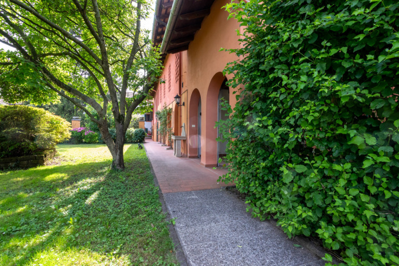 A Sedegliano, sulla direttrice Tarvisio-Grado,  importante costruzione padronale, ex azienda agri...