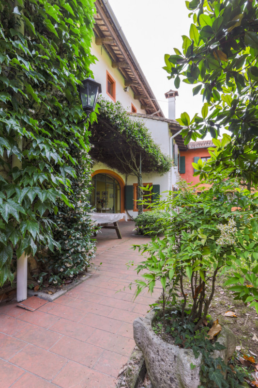 A Sedegliano, sulla direttrice Tarvisio-Grado,  importante costruzione padronale, ex azienda agri...