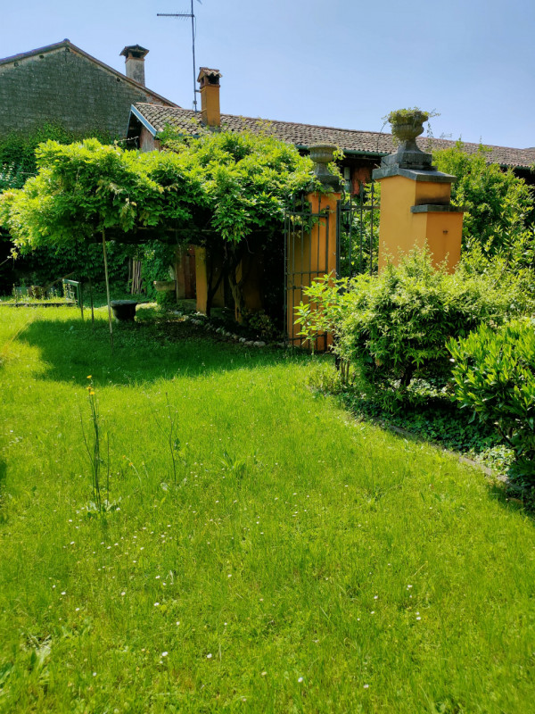 A Sedegliano, sulla direttrice Tarvisio-Grado,  importante costruzione padronale, ex azienda agri...