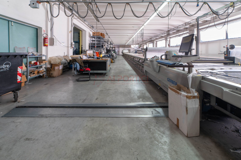 PIOVE DI SACCO - zona artigianale/industriale - CAPANNONE accostato di mq.970 completo di uffici....