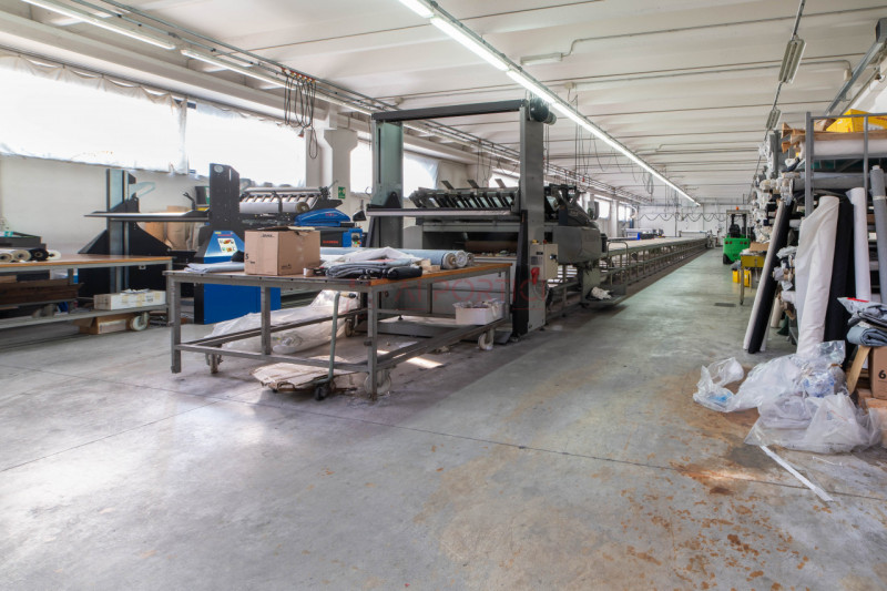 PIOVE DI SACCO - zona artigianale/industriale - CAPANNONE accostato di mq.970 completo di uffici....