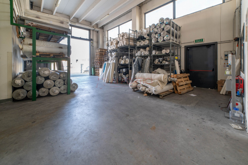 PIOVE DI SACCO - zona artigianale/industriale - CAPANNONE accostato di mq.970 completo di uffici....