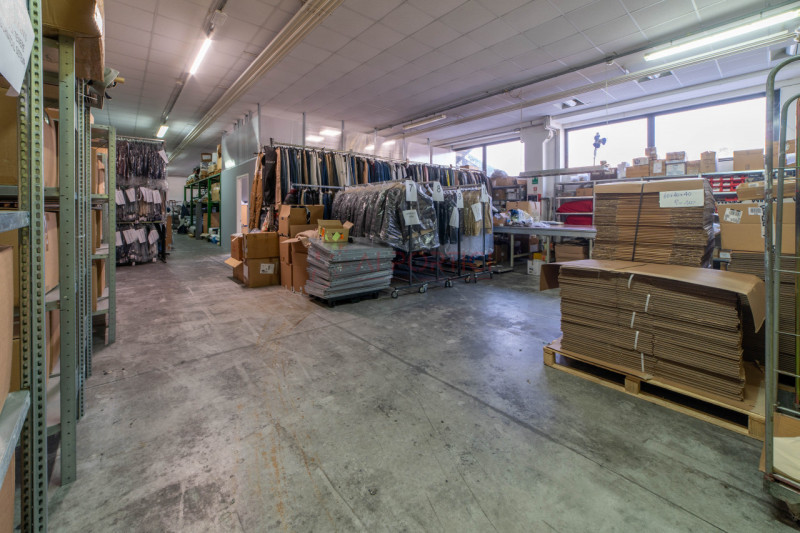 PIOVE DI SACCO - zona artigianale/industriale - CAPANNONE accostato di mq.970 completo di uffici....