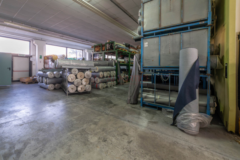 PIOVE DI SACCO - zona artigianale/industriale - CAPANNONE accostato di mq.970 completo di uffici....