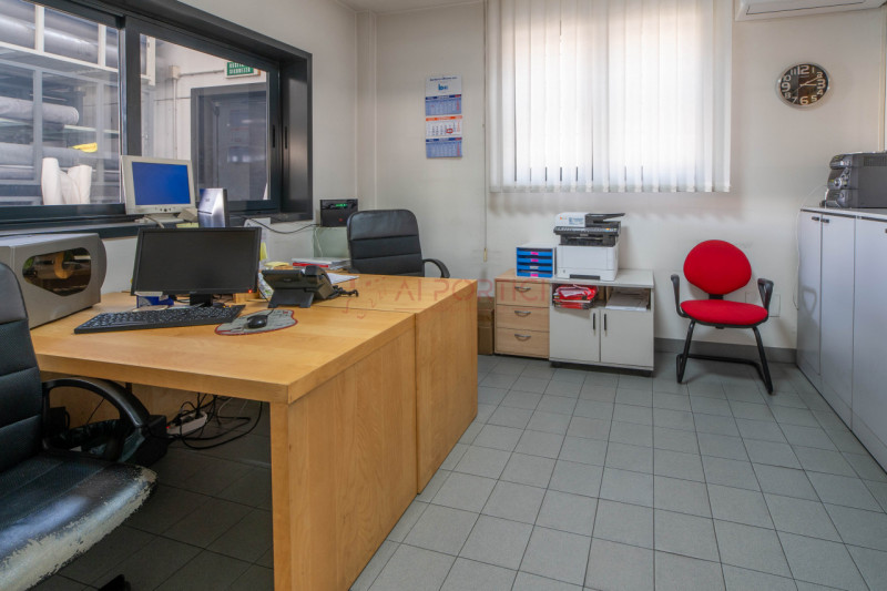 PIOVE DI SACCO - zona artigianale/industriale - CAPANNONE accostato di mq.970 completo di uffici....