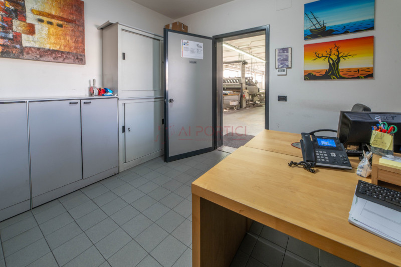 PIOVE DI SACCO - zona artigianale/industriale - CAPANNONE accostato di mq.970 completo di uffici....