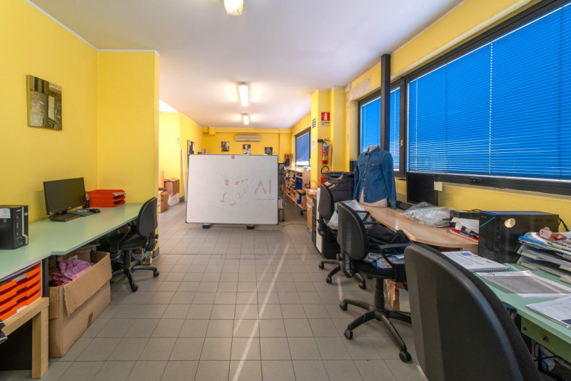 PIOVE DI SACCO - zona artigianale/industriale - CAPANNONE accostato di mq.970 completo di uffici....