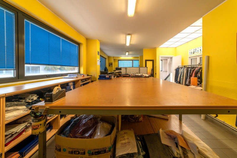 PIOVE DI SACCO - zona artigianale/industriale - CAPANNONE accostato di mq.970 completo di uffici....