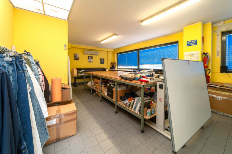 PIOVE DI SACCO - zona artigianale/industriale - CAPANNONE accostato di mq.970 completo di uffici....