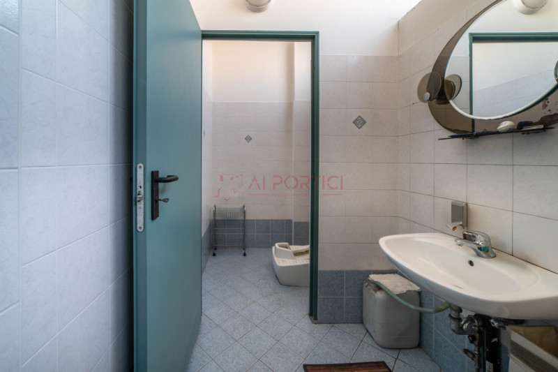 PIOVE DI SACCO - zona artigianale/industriale - CAPANNONE accostato di mq.970 completo di uffici....