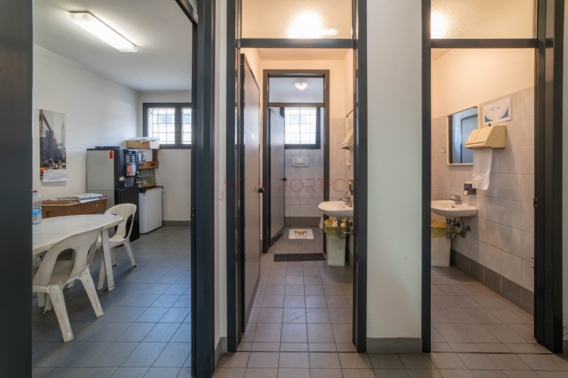 PIOVE DI SACCO - zona artigianale/industriale - CAPANNONE accostato di mq.970 completo di uffici....