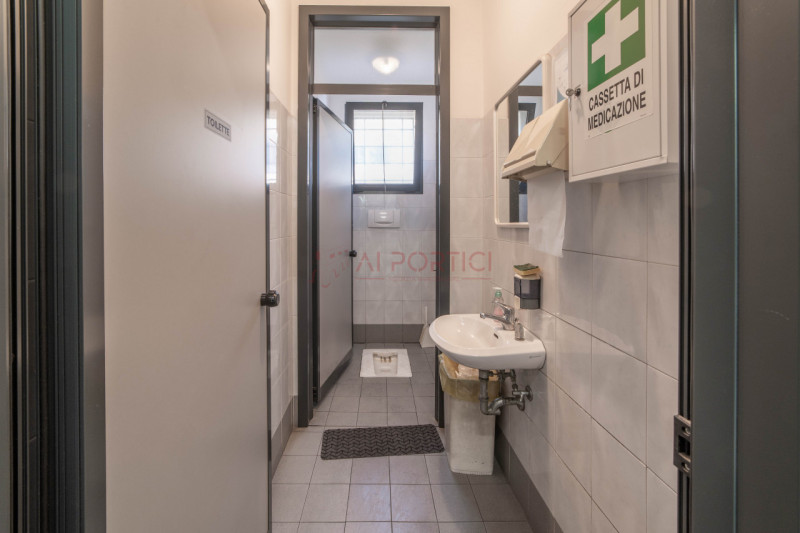 PIOVE DI SACCO - zona artigianale/industriale - CAPANNONE accostato di mq.970 completo di uffici....