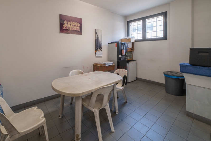 PIOVE DI SACCO - zona artigianale/industriale - CAPANNONE accostato di mq.970 completo di uffici....