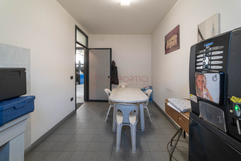 PIOVE DI SACCO - zona artigianale/industriale - CAPANNONE accostato di mq.970 completo di uffici....