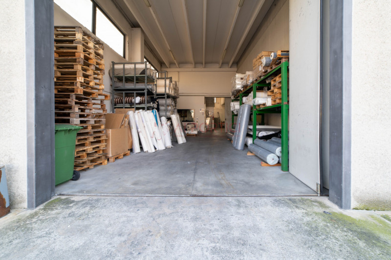 PIOVE DI SACCO - zona artigianale/industriale - CAPANNONE accostato di mq.970 completo di uffici....