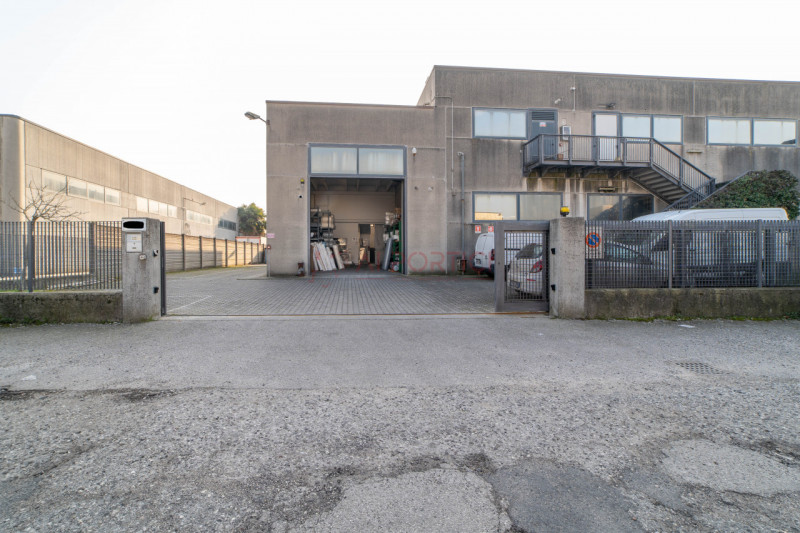 PIOVE DI SACCO - zona artigianale/industriale - CAPANNONE accostato di mq.970 completo di uffici....