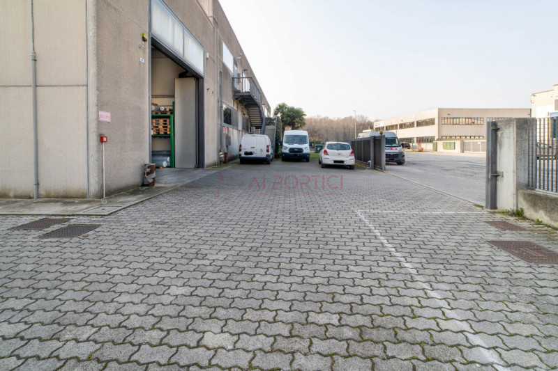 PIOVE DI SACCO - zona artigianale/industriale - CAPANNONE accostato di mq.970 completo di uffici....