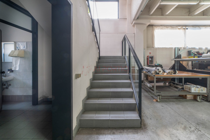 PIOVE DI SACCO - zona artigianale/industriale - CAPANNONE accostato di mq.970 completo di uffici....