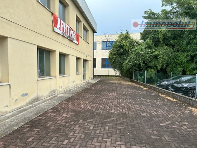 Sito in zona industriale di Marostica, con buona visibilità dalla strada provinciale "Gasparona" ...