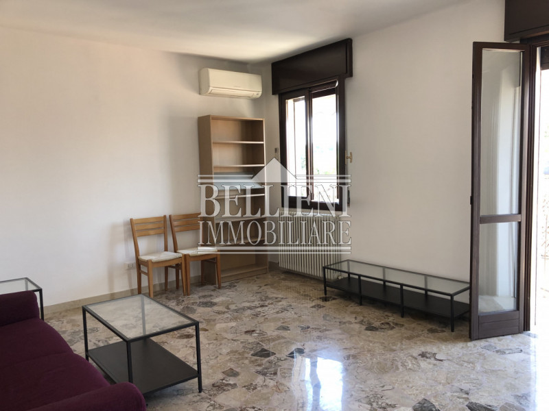 PONTE DEGLI ANGELI: Splendido appartamento in centro storico con terrazza panoramica. 
L'immobile...